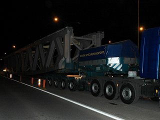 příhradová konstrukce mostu během transportu