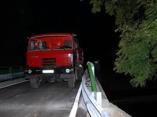 zatěžovací vozidlo na kraji mostu nad sanovaným trámem