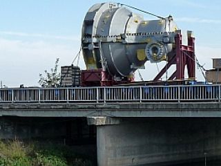 celkový pohled na soupravu na mostě