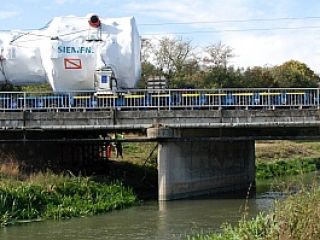 přejezd soupravy přes podepřený most