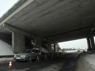 pod mostem je instalovaná řada el. snímačů pro vyhodnocení příčného roznosu zatížení