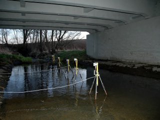 celkový pohled na instalované el. snímače pod mostem