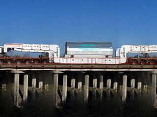 skládaný panoramatický záběr soupravy na mostě