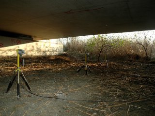 celkový pohled na instalované el. snímače pod mostem