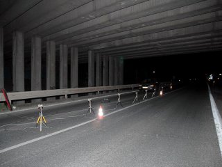 celkový pohled na řadu el. snímačů, instalovaných pod každým z nosníků dálničního mostu