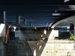 průhled pod mostem na instalované el. snímače a pracovní stanici