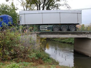 detail zatěžovacího vozidla na mostě a el. snímačů ve vodě pod mostem