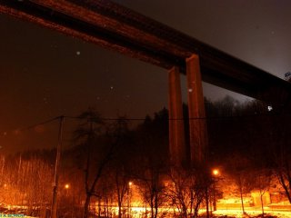 celkový noční záběr na sledovaný most