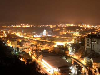 noční pohled z mostu na zámek a podzámčí Velkého Meziříčí