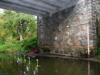 pohled na instalovné el. snímače v korytě potoka pod mostem